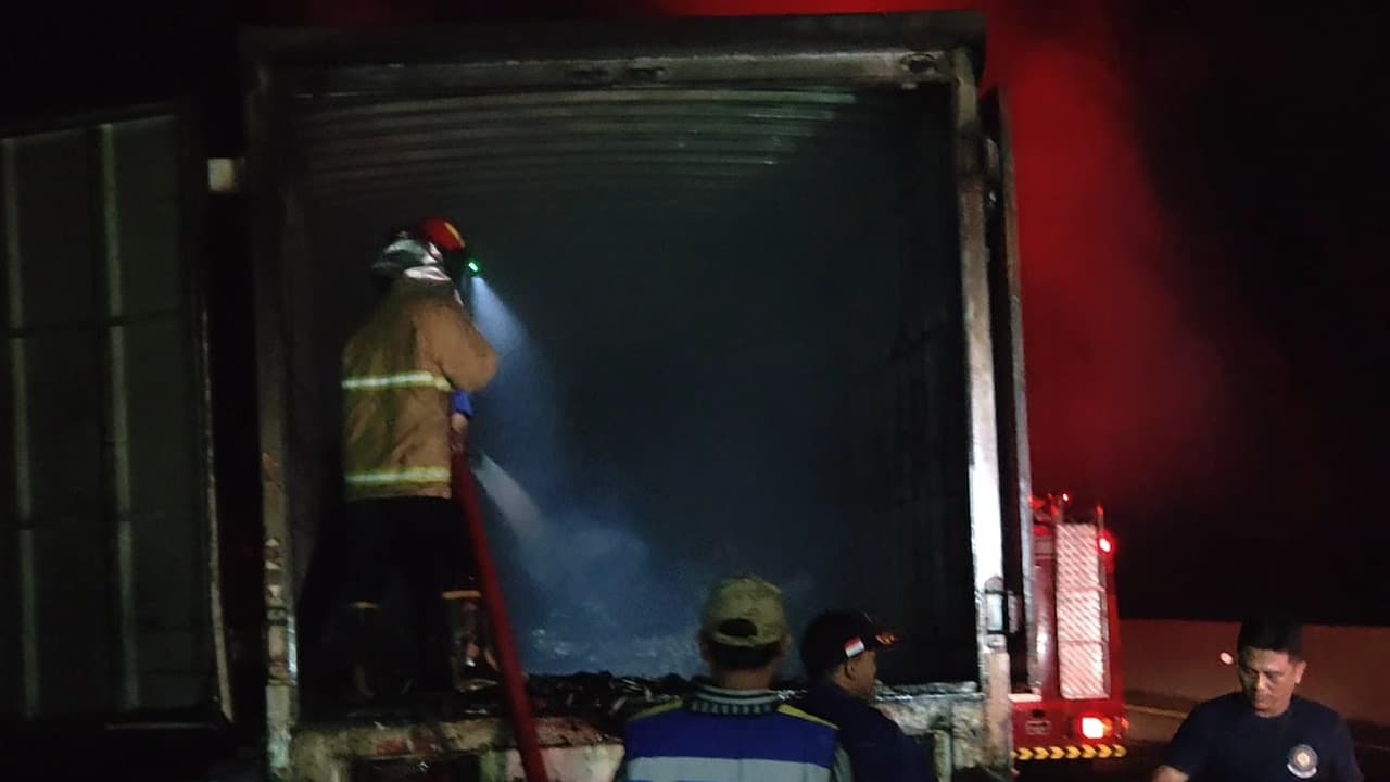 Truk Box PT. Pos Logistik Indonesia Terbakar Hebat di Tol Solo-Kertosono