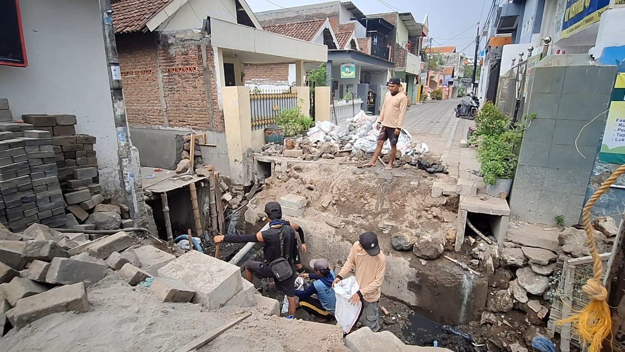 Antisipasi Banjir, Perbaikan Saluran di Surabaya Barat Dikebut