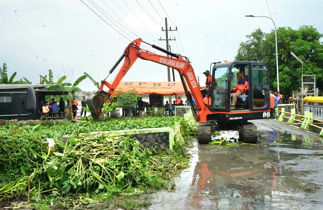 Respon Banjir di Wilayah Taman, BPBD Jatim-Pemkab Sidoarjo Bersihkan Kali Buntung