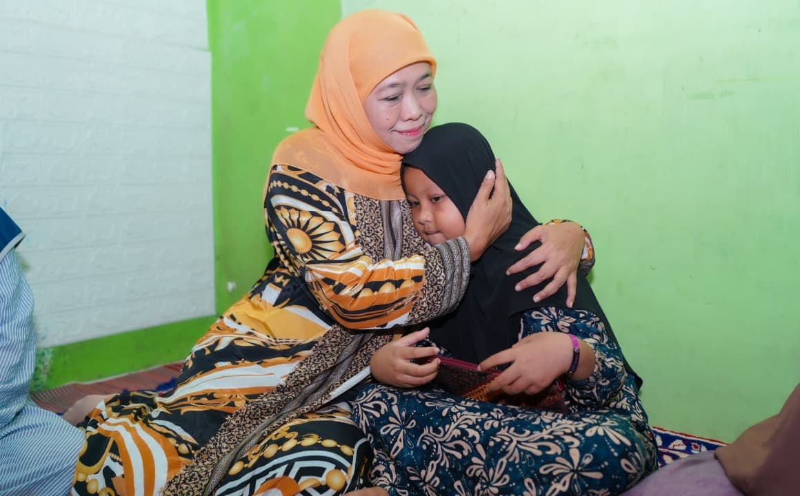 Saksi di TPS Meninggal Dunia, Khofifah Takziyah ke Rumah Duka Keluarga Daris