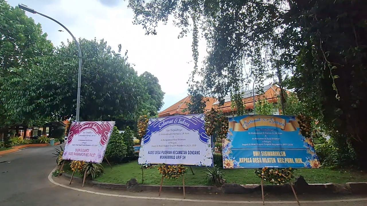 Karangan Bunga Ucapan Selamat Gus Barra-dr Rizal Penuhi Halaman Pemkab Mojokerto
