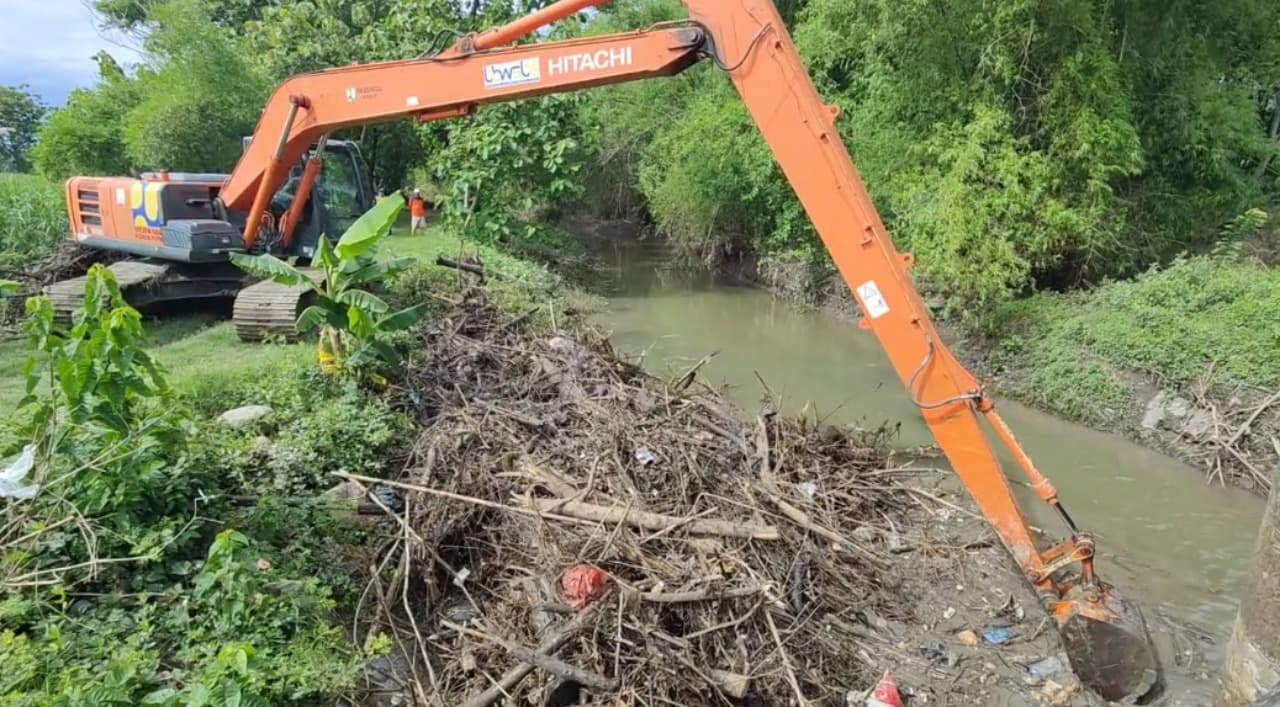 Cegah Banjir, BPBD Magetan dan BBWS Bengawan Solo Bersihkan Tumpukan Sampah di Sungai Sidodadi