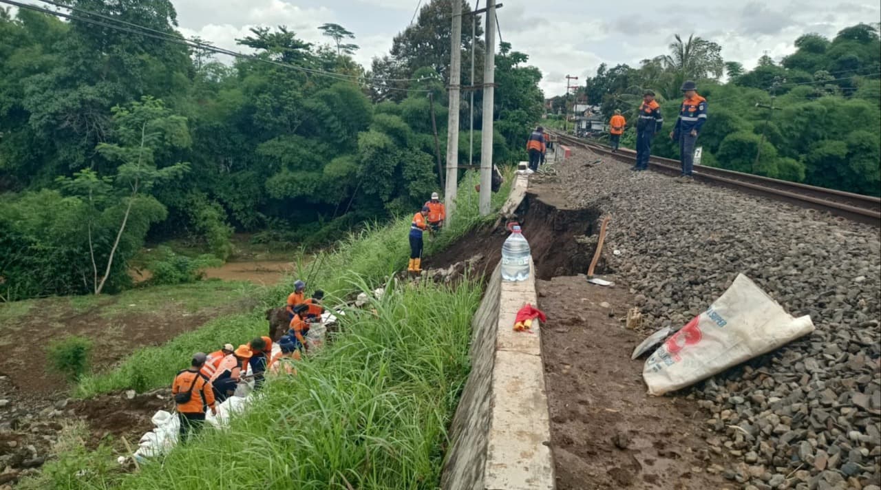 3 Kali Terganggu Longsor, Perjalanan KA Pohgajih-Kesamben Kembali Normal