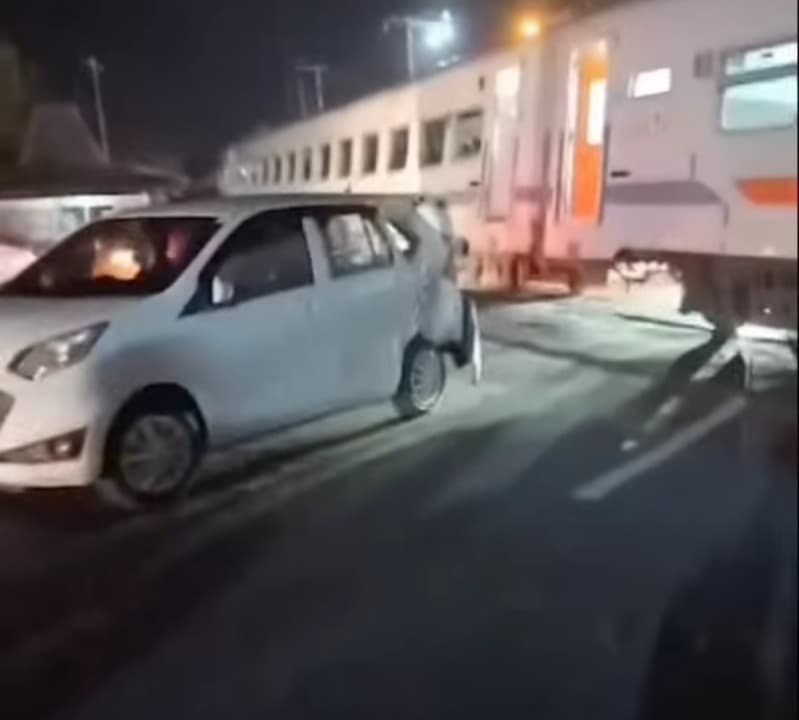 Diduga Palang Terlambat Nutup, Sigra Tertabrak KA Dhoho di Kediri
