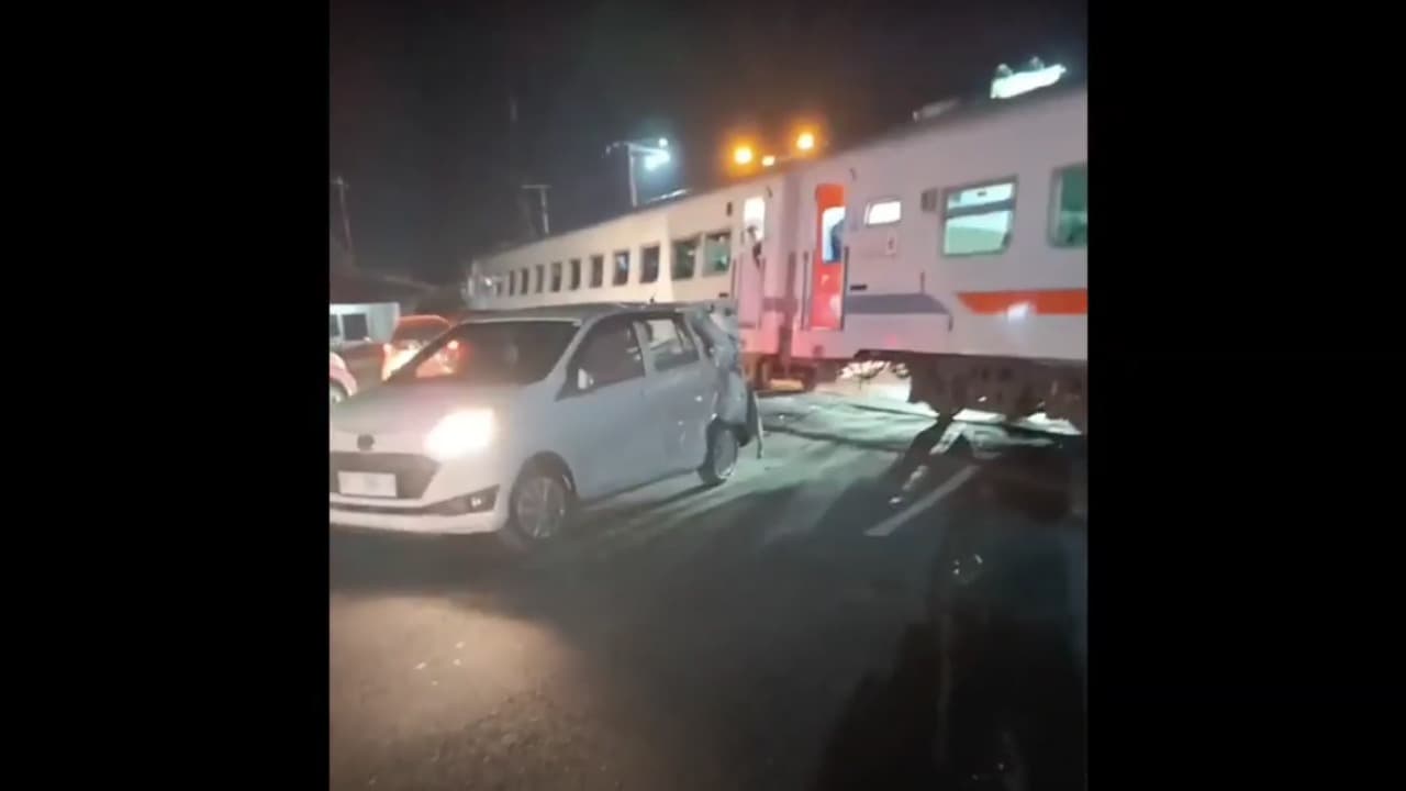 Diduga Terobos Palang Pintu, Minibus Tertabrak Kereta Api Commuter Line Dhoho