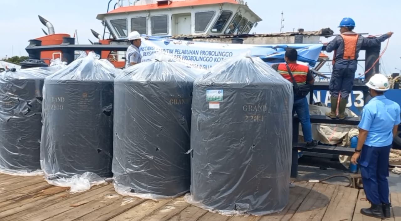 KSOP Probolinggo Kawal Distribusi 180 Ton Air Bersih ke Pulau Gili Ketapang