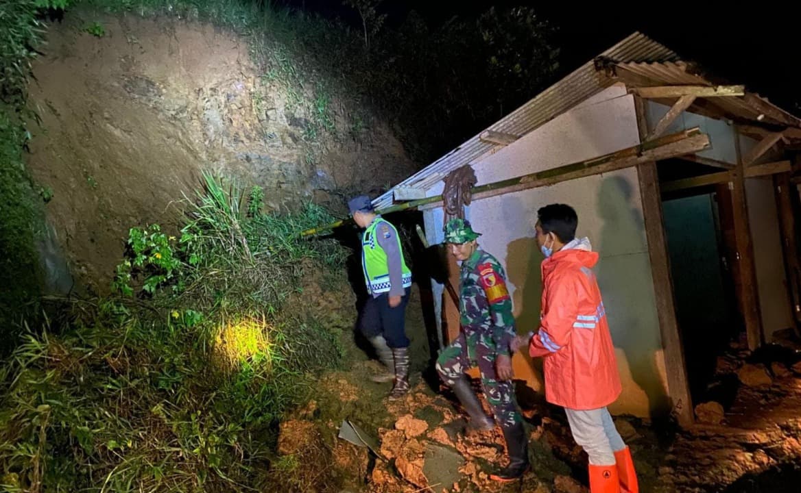 Tertimbun Longsor, Seorang Warga di Pacitan Meninggal Dunia