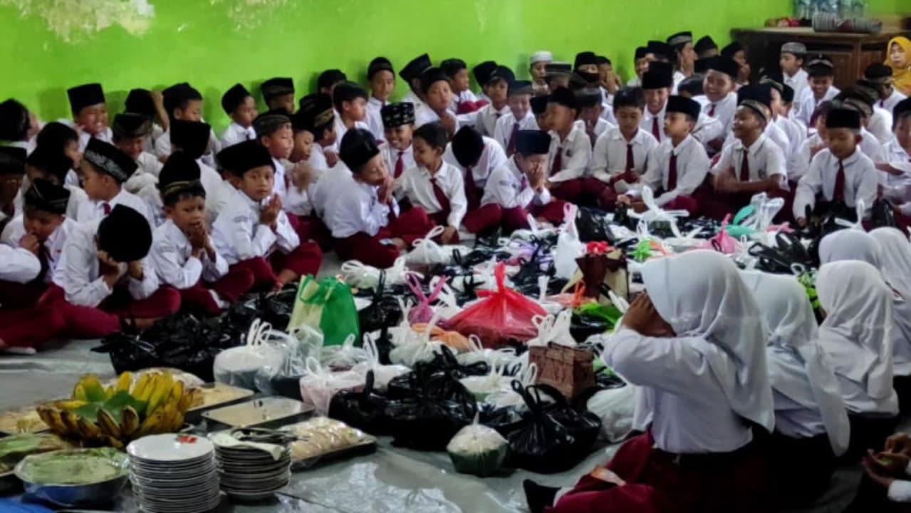 Ratusan Guru Dan Siswa Di Kediri Gelar Doa Bersama Untuk Guru Yang Jadi Korban Pembunuhan