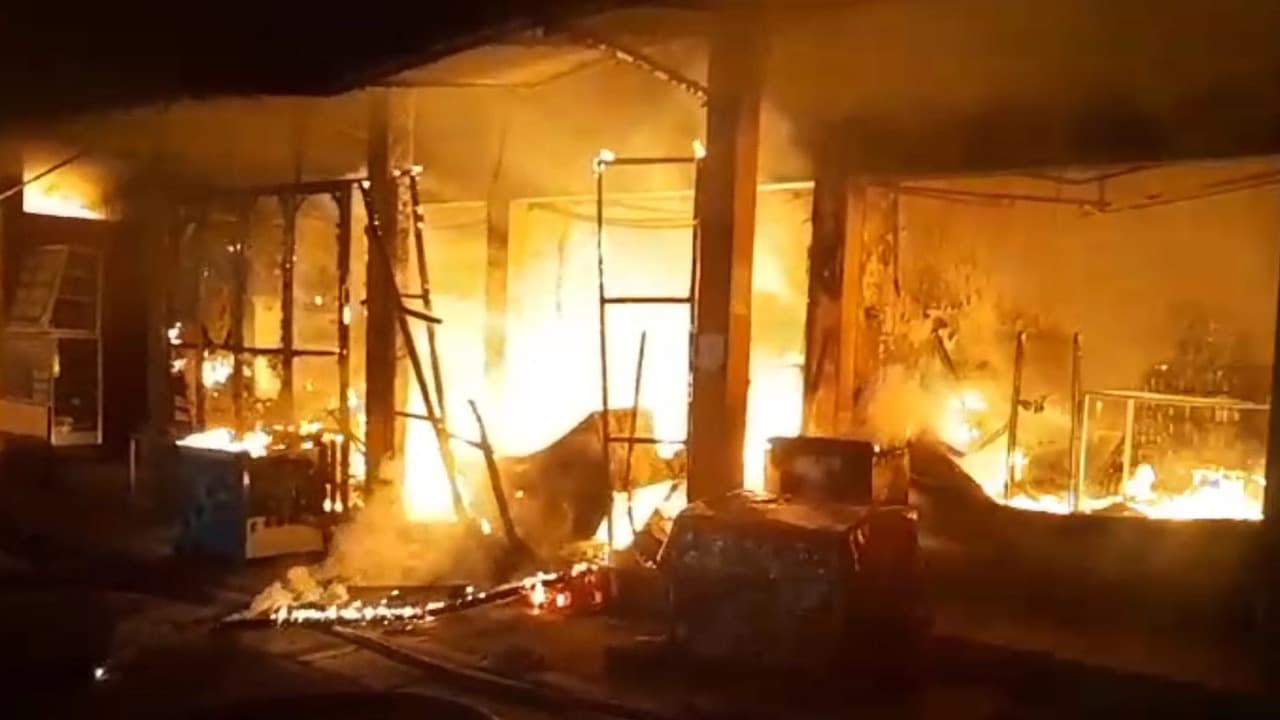 Kebakaran Hebat Melanda Kios Kantin RSUD Dr. H. Slamet Martodirdjo Pamekasan