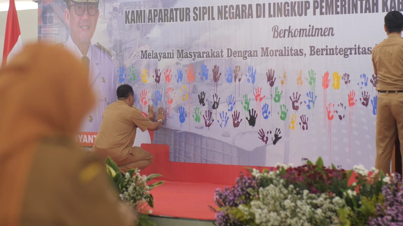 Cap Tangan ASN Pemkab Bojonegoro Tandai Pakta Integritas Peringatan Hakordia 2024