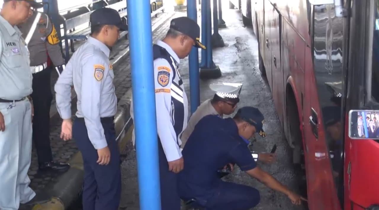 Jelang Libur Nataru, Sat Lantas dan Dishub Jatim Gelar Tes Urine dan Pemeriksaan Kendaraan
