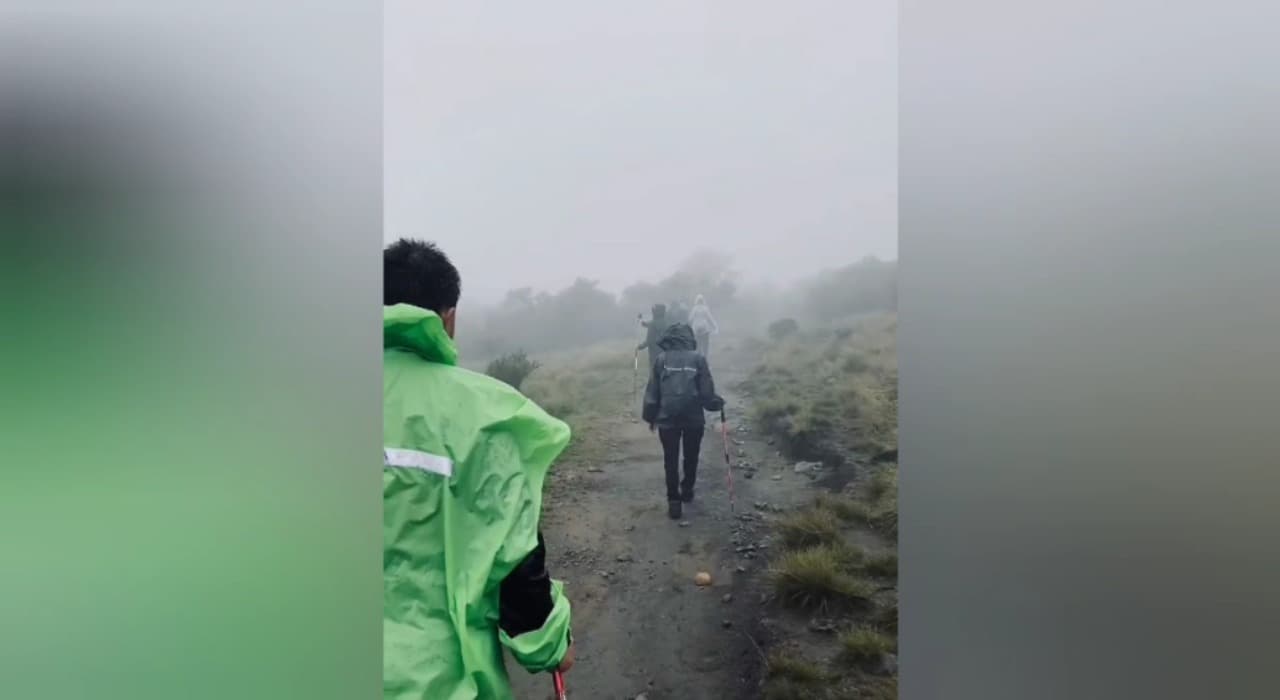 Cuaca Ekstrem, Jalur Pendakian Gunung Lawu via Cemoro Sewu Ditutup Sementara