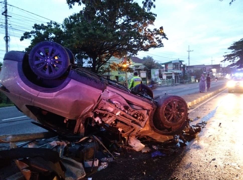Mobil Bawa Keluarga asal Surabaya Menabrak Tiang PJU di Lamongan