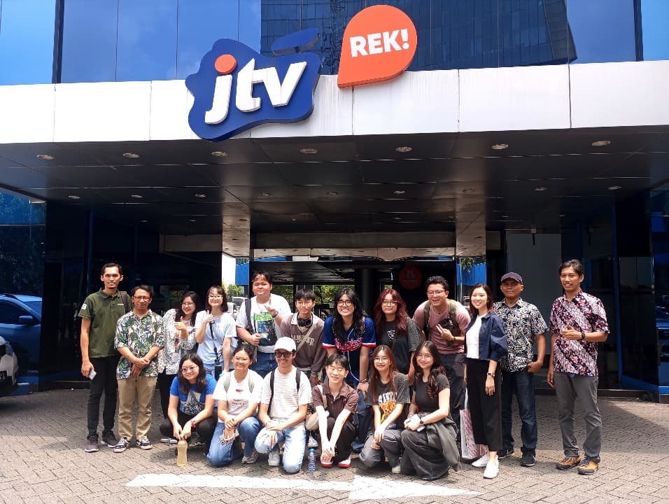 Kunjungan Mahasiswa Singapore Polytechnic Ke Studio JTV Surabaya