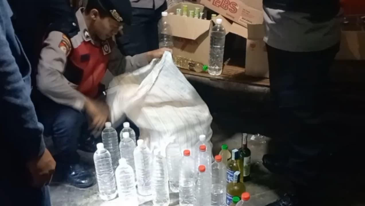 Jelang Nataru, Polres Jombang Amankan Ratusan Miras dan Tujuh Pemuda