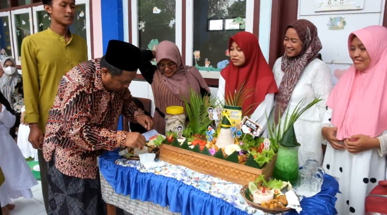 Lomba Hias Tumpeng dan Basuh Kaki Ibu Warnai Peringatan Hari Ibu di Probolinggo