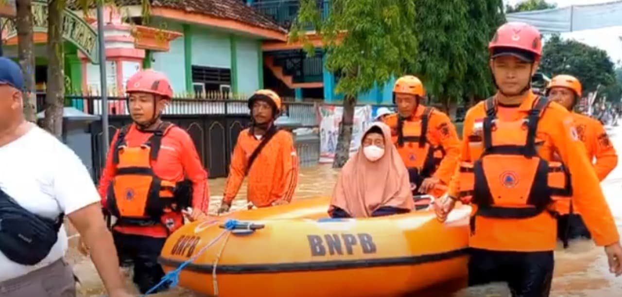 Banjir Melanda Tiga Kecamatan di Trenggalek, Evakuasi Menggunakan Perahu Karet