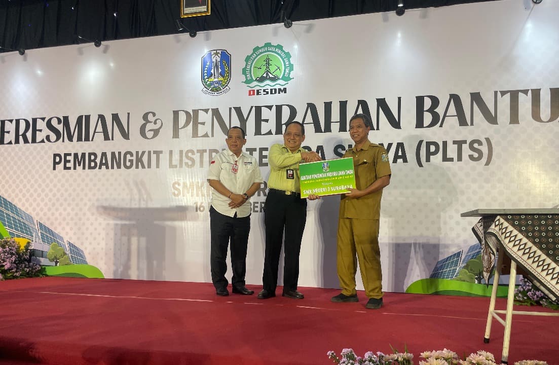 Dukung Green Energy, Pemprov Jatim Serahkan PLTS ke SMKN 2 dan 3 Surabaya