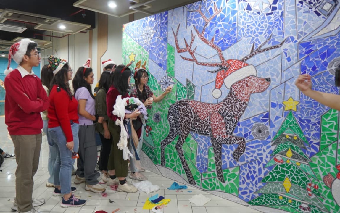Sambut Natal, Mahasiswa Ubaya Buat Mozaik dari Limbah Kain