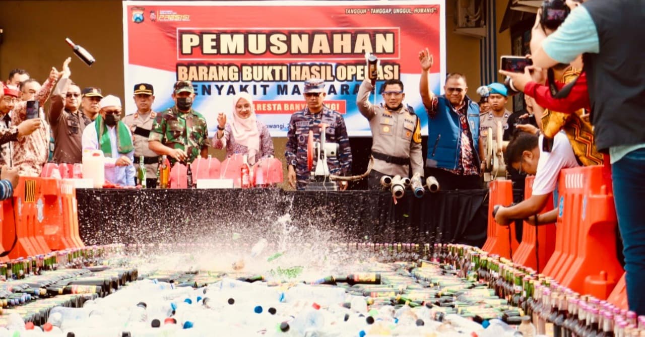Polresta Banyuwangi Musnahkan Ribuan Botol Miras dan Ratusan Knalpot Brong Saat Jelang Nataru