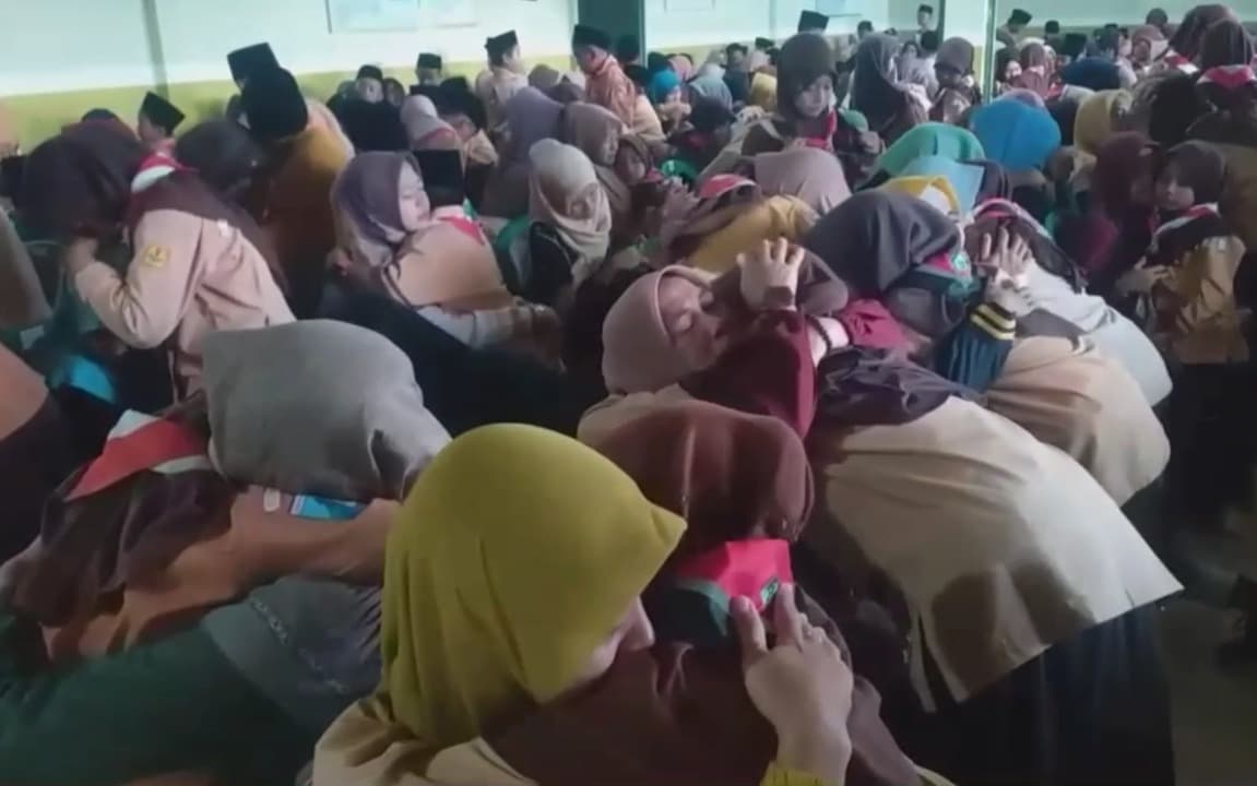 Momen Haru Ratusan Santri di Sumenep Basuh Kaki Ibunya