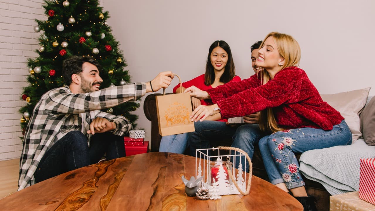Mengenal Tradisi Tukar Kado di Hari Natal, Simak Sejarah dan Manfaatnya!