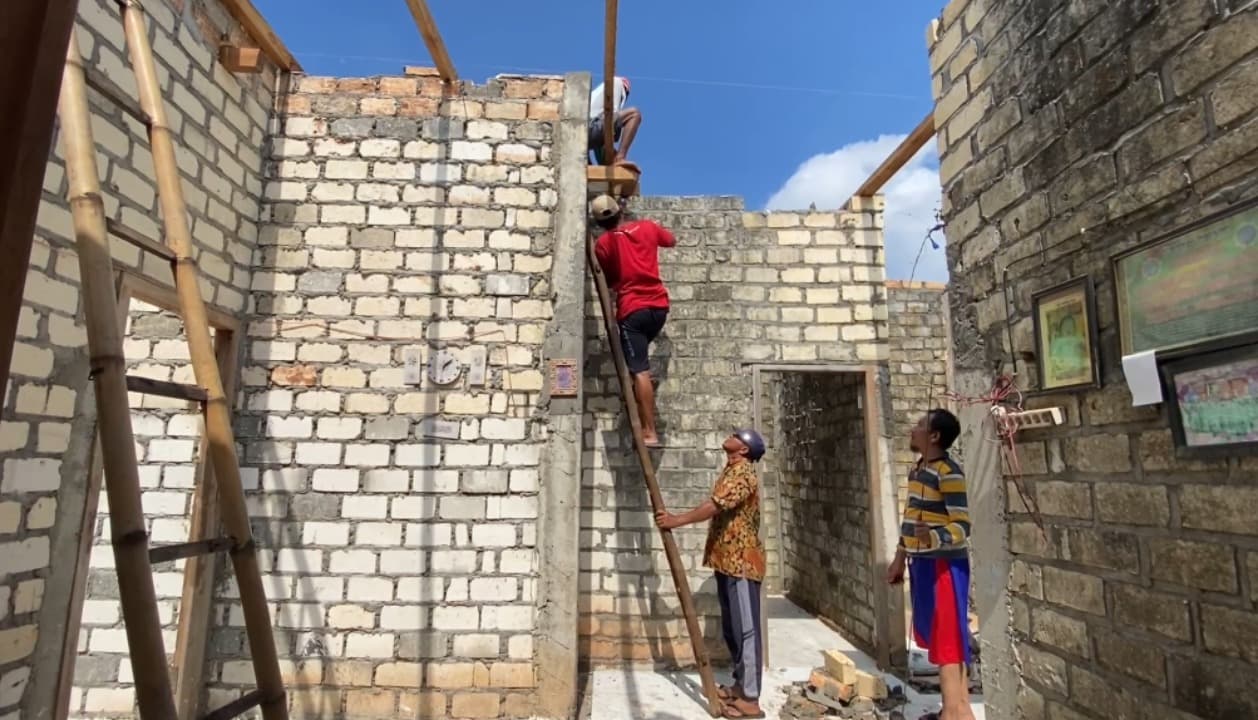 Atap Rumah Terbang Diterjang Puting Beliung di Tuban