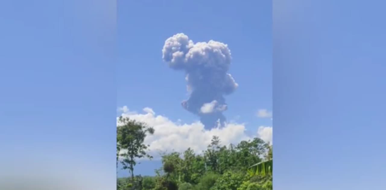 Gunung Raung Alami Erupsi, Keluarkan Asap Tebal Setinggi 2.000 Meter