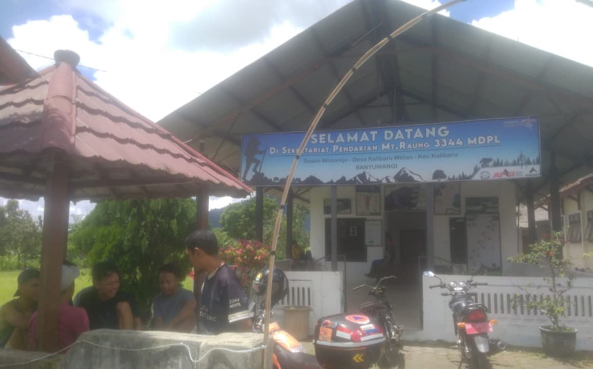 Gunung Raung Erupsi, Aktivitas pendakian Gunung Raung Dihentikan