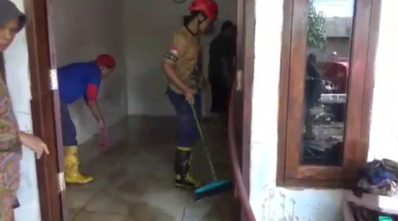 Warga Lesanpuro Malang Gotong Royong Bersihkan Lumpur Pasca Banjir