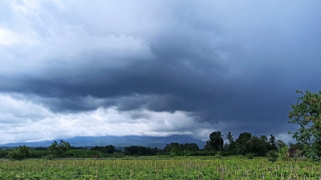 Pasca Erupsi, Aktivitas Vulkanik Gunung Raung Turun Dan Masih Keluarkan Asap Putih Setinggi 500 Meter