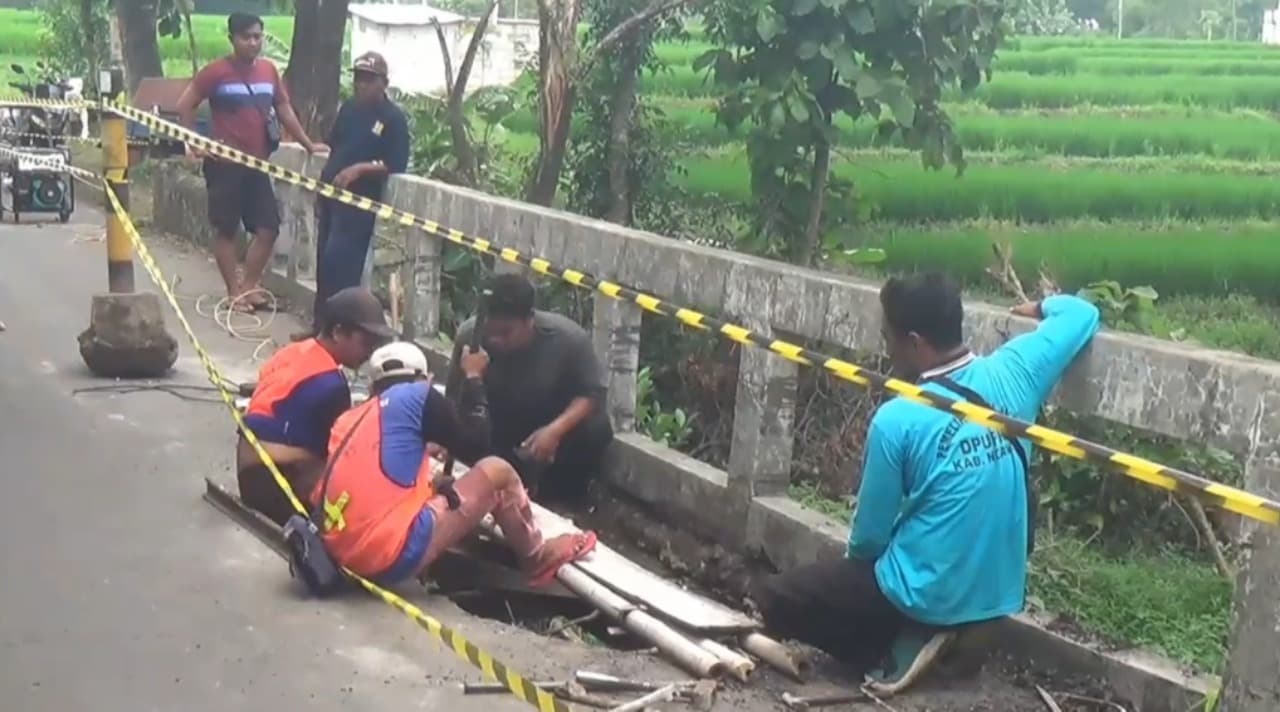 Jembatan Penghubung Tiga Kecamatan di Ngawi Jebol, Akses Roda Empat Ditutup