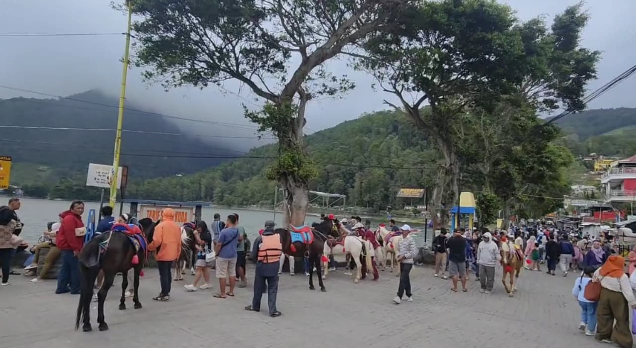 Sejuk dan Asri, Telaga Sarangan Jadi Destinasi Favorit Wisatawan Liburan Akhir Tahun