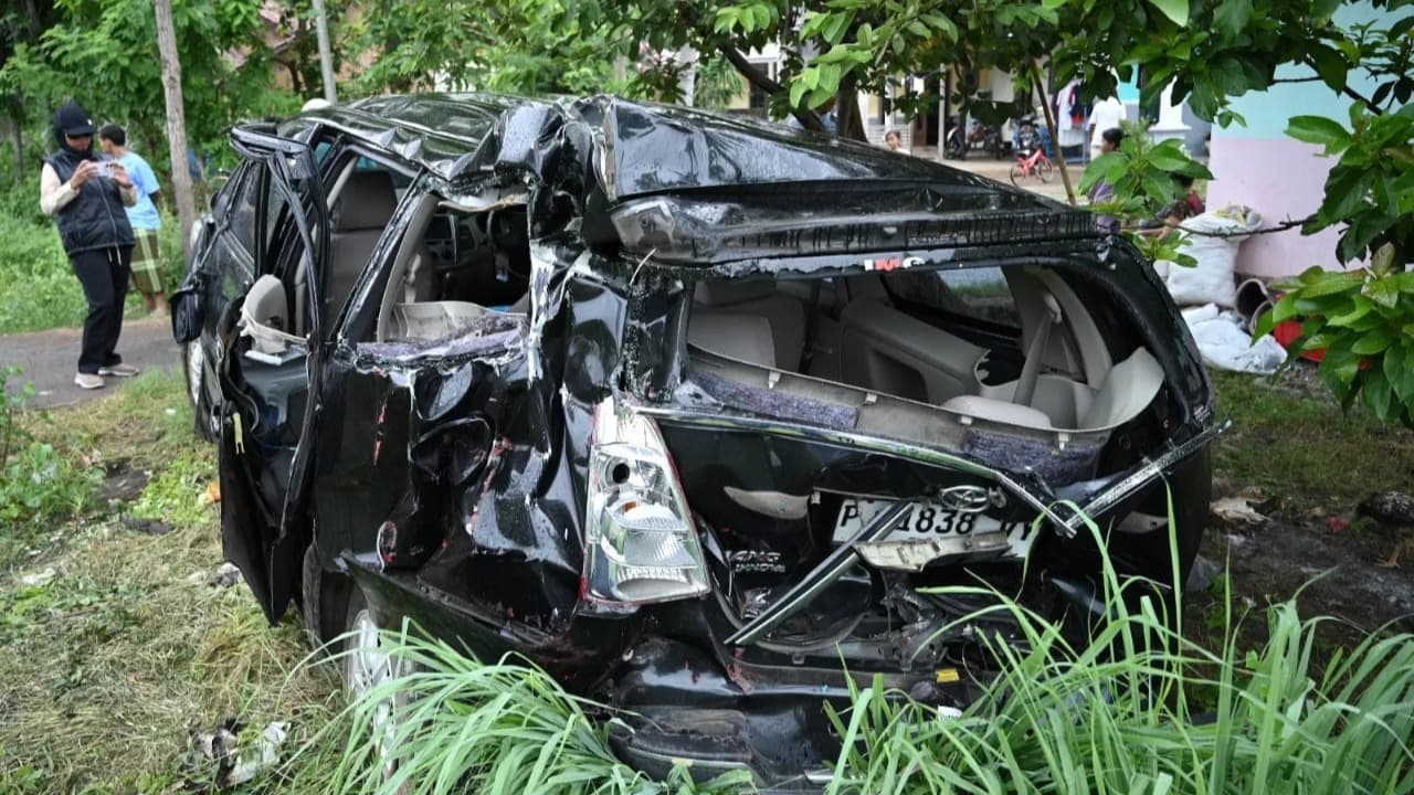 Tertabrak Kereta di Banyuwangi, Tiga Penumpang Mobil Innova Alami Luka-Luka