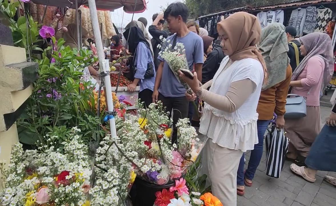 Libur Tahun Baru, Pedagang Buket Bunga di Telaga Sarangan Raup Untung Besar