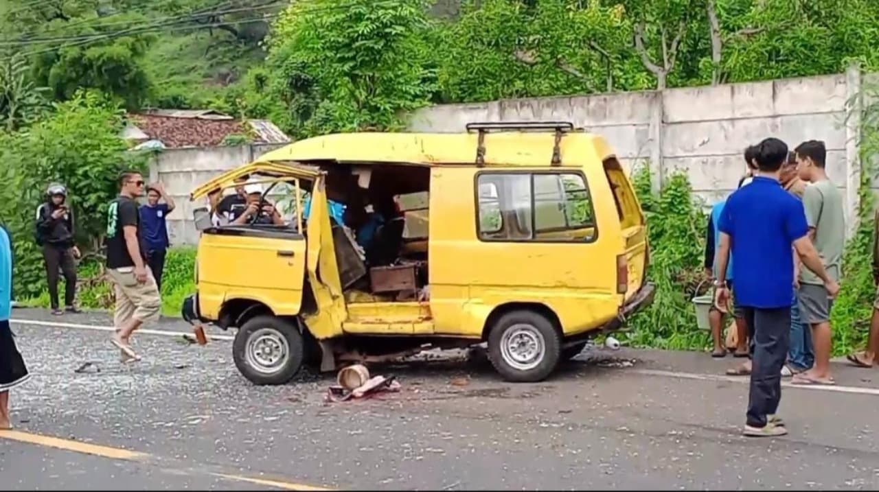 Tabrakan Beruntun di Banyuwangi, Pengemudi Angkot Tewas,Penumpang Alami Luka Luka