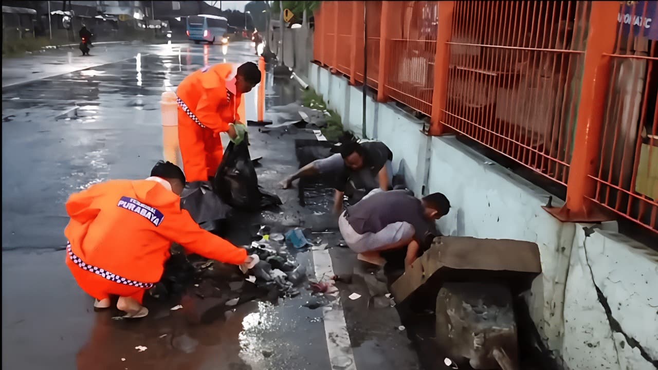Banjir Menggenangi Terminal Purabaya, Sampah dan Drainase Buruk Jadi Penyebab Utama