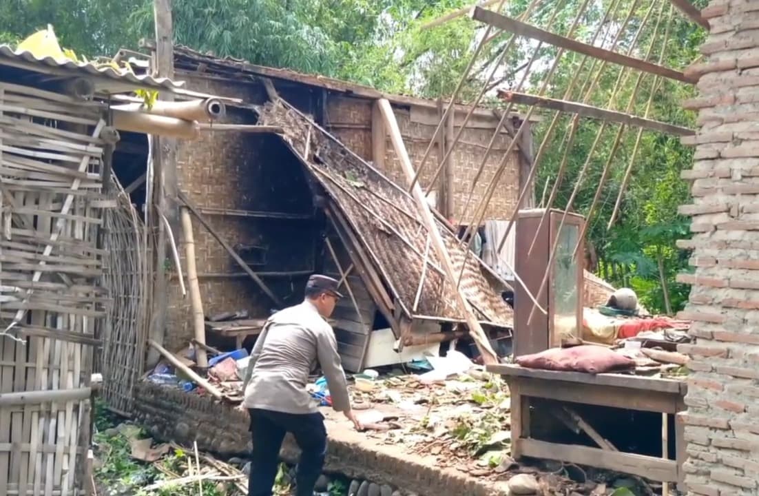 Nenek di Probolinggo Tewas Usai Rumah Tertimpa Pohon Jati