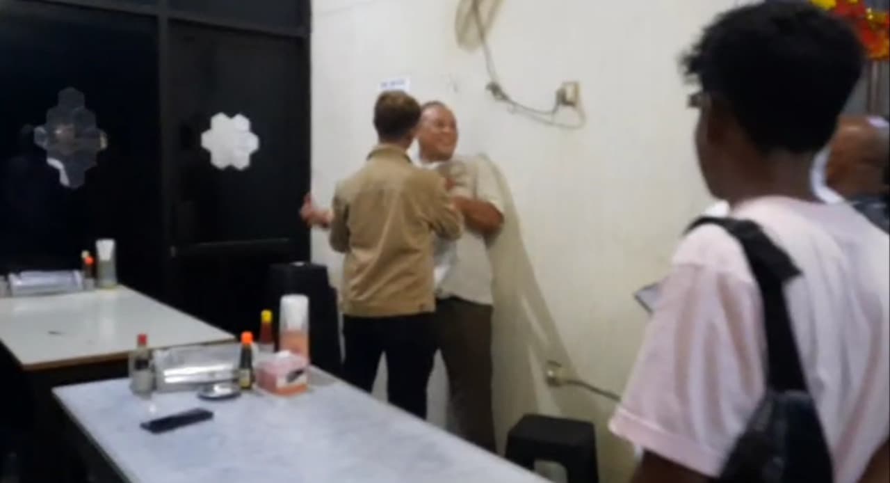 Pengacara Surabaya Gus Yasin Dikeroyok Dept Collector di Depan Polisi
