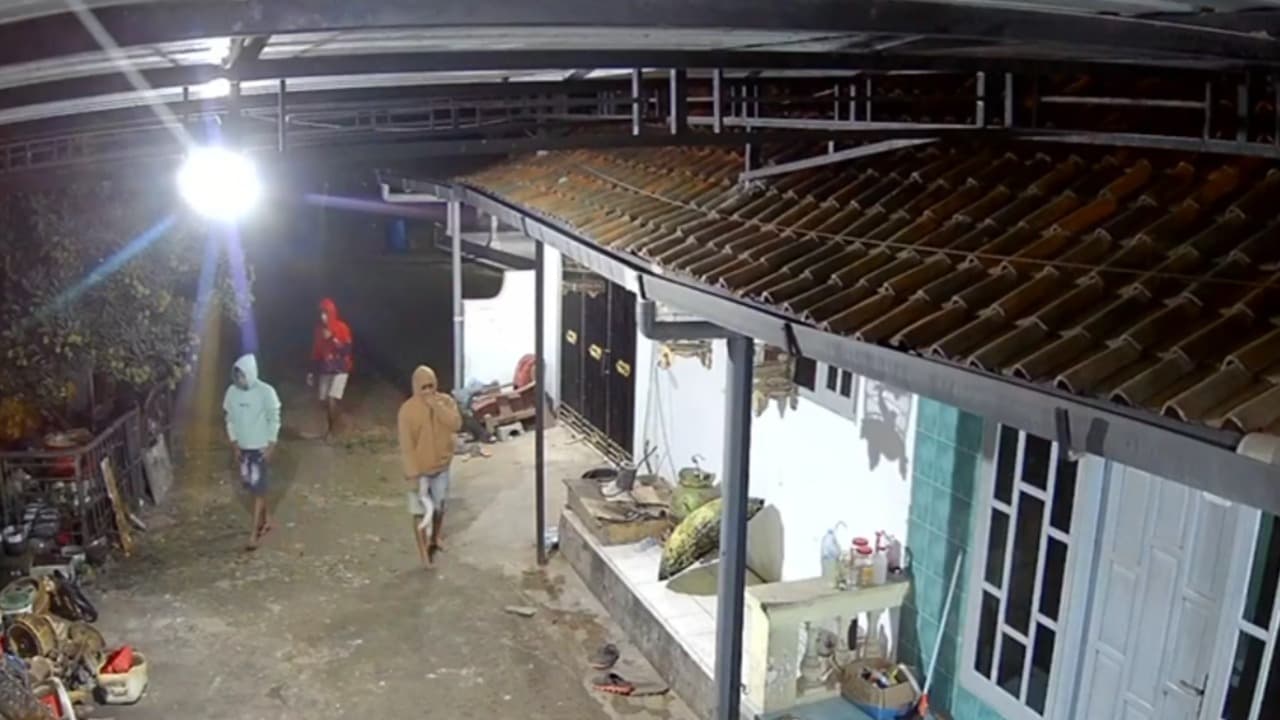 Terekam CCTV, Tiga Pelaku Pencurian di Bangkalan Gunakan Senjata Tajam