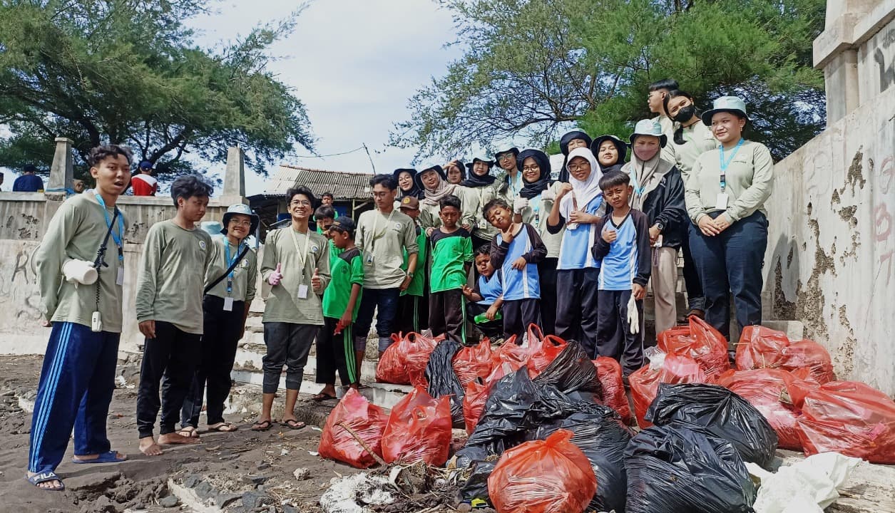 Mahasiswa KKN Unair Surabaya Bersama Siswa dan Masyarakat Bersih-Bersih Sampah Pantai Blimbingsari