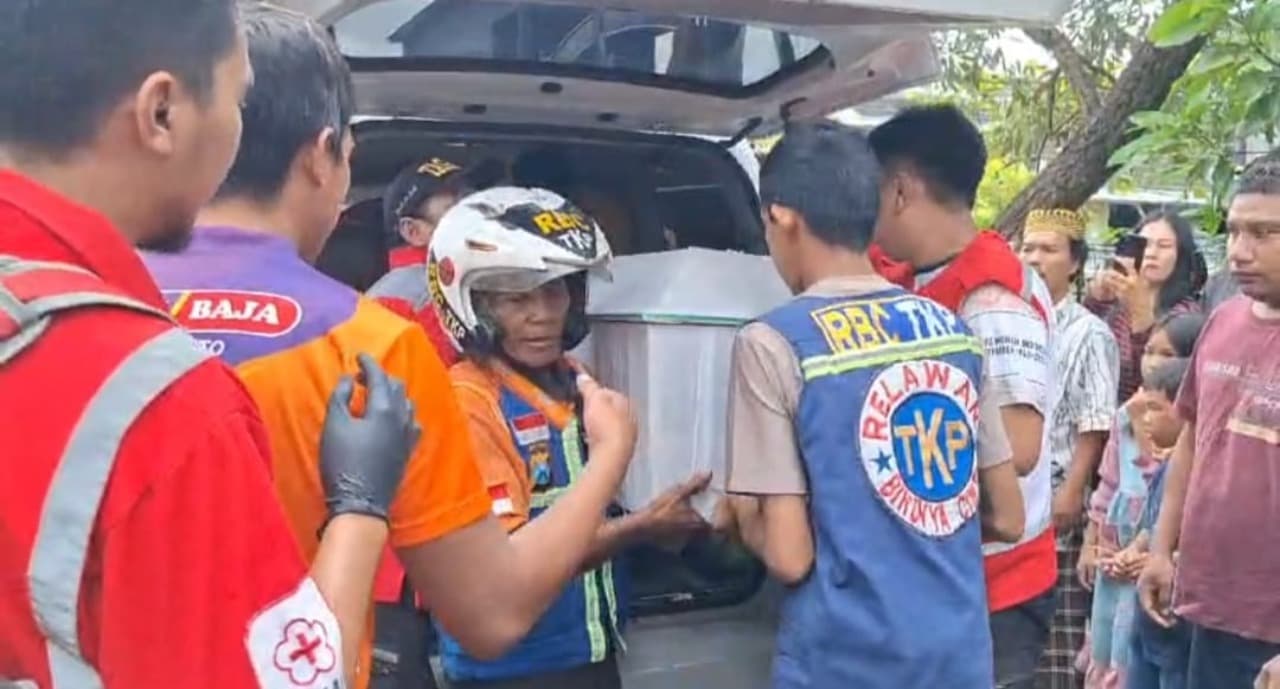 Jenazah Rifki Siswa SMPN 7 Mojokerto Tiba di Rumah Duka