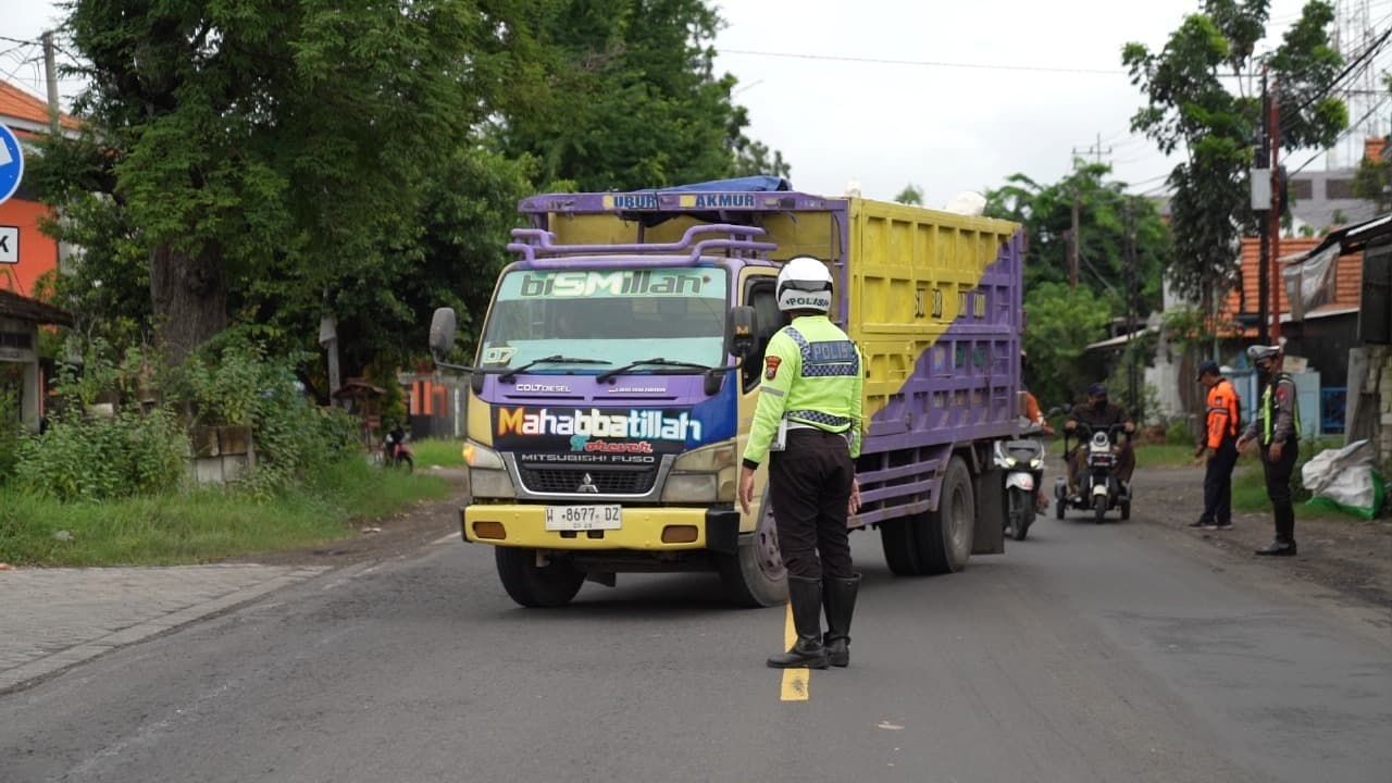 Satlantas Polres Gresik Tilang Puluhan Truk Langgar Jam Operasional