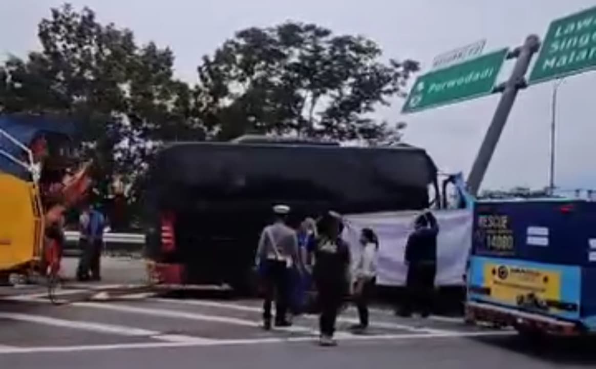 Bus Brimob Tabrak Tiang di Tol Purwodadi, Satu Orang Tewas