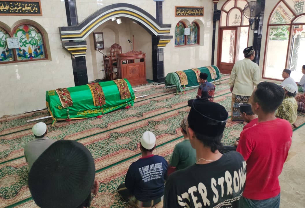 2 Remaja Korban Tenggelam di Waduk Cerme Dimakamkan Satu Liang Lahat