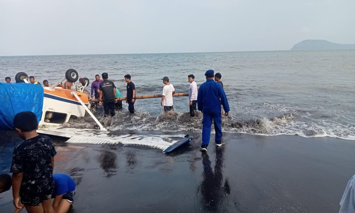Pesawat Latih Milik Akademi Penerbangan Indonesia Jatuh di Pantai Gumuk Kantong Banyuwangi