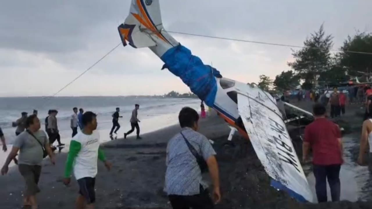 Pakai Tali Besar Warga Tarik Pesawat yang Mendarat Darurat di Perairan Muncar