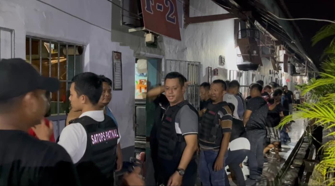 Tim Satops Patnal Lapas Banyuwangi Geledah Kamar Hunian, Sasar Handphone dan Narkoba