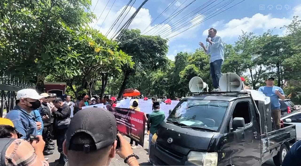 Kasus PEN Sampang Rp 12 Miliar Mandeg, Aktivis JAR Demo Mapolda Jatim
