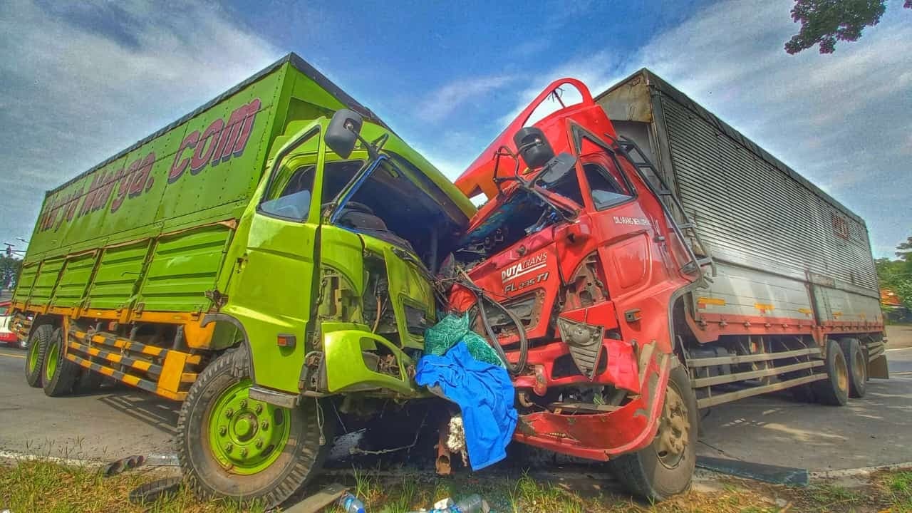 Sopir Mengantuk, Dua Truk Tronton Adu Banteng di Pantura Probolinggo